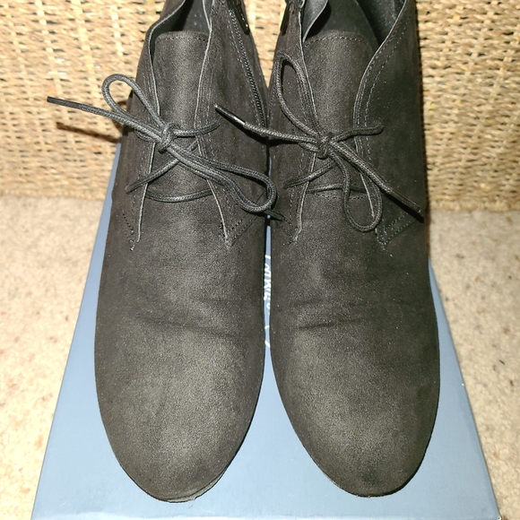 SOLD Universal Thread Booties - Picture 2 of 4